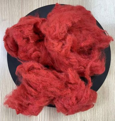 İyi bir fiyat. Geri Dönüşümlü Polyester Elyaf 4.5D 65mm Kırmızı SGS OEKO ITS GRS Sertifikalı çevrimiçi
