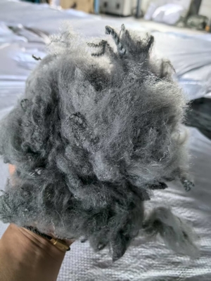 İyi bir fiyat. Geri dönüştürülmüş Polyester Staple Fiber 2.5D 51mm Gri OEKO-TEX Sertifikalı çevrimiçi